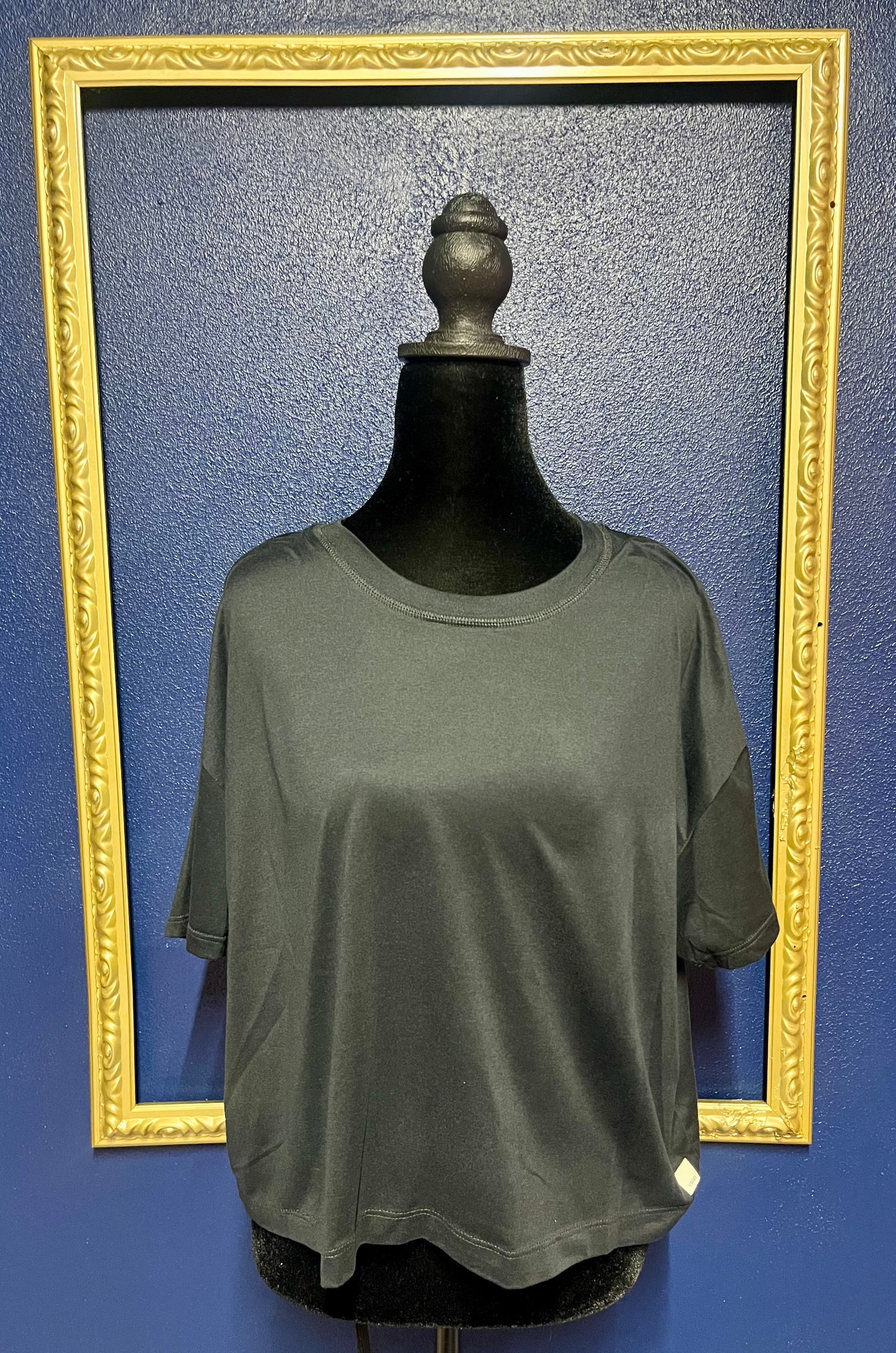 Vuori Black Cropped Tee