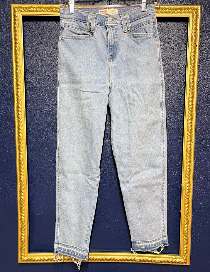Signature Levi Strauss Light Wash Heritage Mom Jeans
