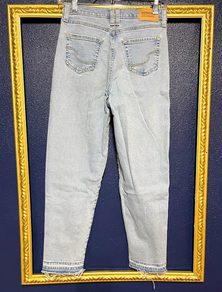 Signature Levi Strauss Light Wash Heritage Mom Jeans